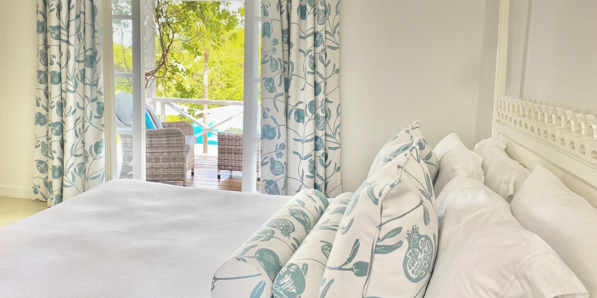 UV fade-resistant performance fabrics designed to withstand strong sunlight without fading, perfect for curtains and soft furnishings in sunny environments. 